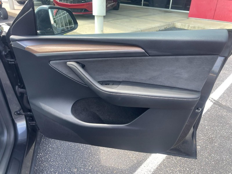 Tesla Model Y Vehicle Image 09