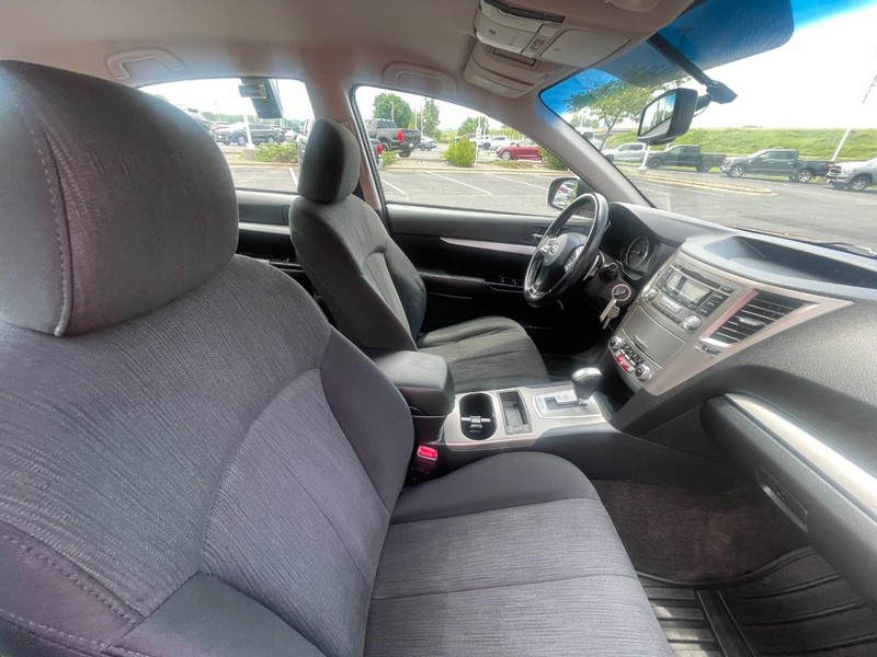 Subaru Legacy Vehicle Image 10