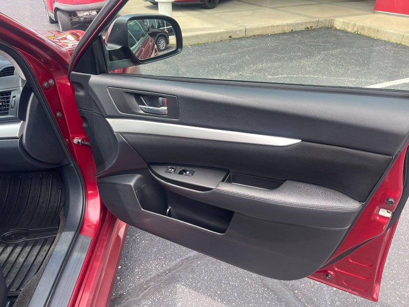 Subaru Legacy Vehicle Image 11