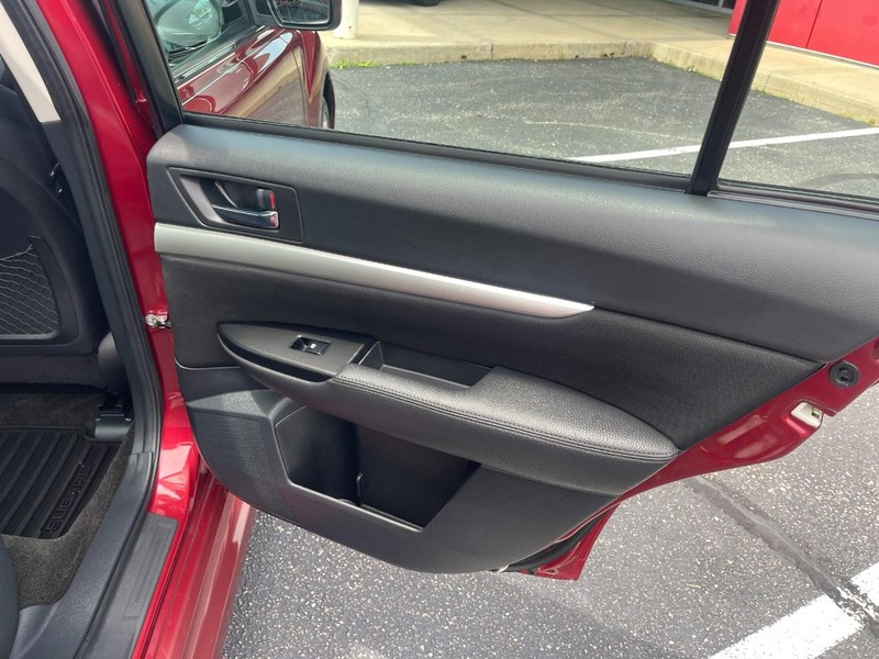Subaru Legacy Vehicle Image 14