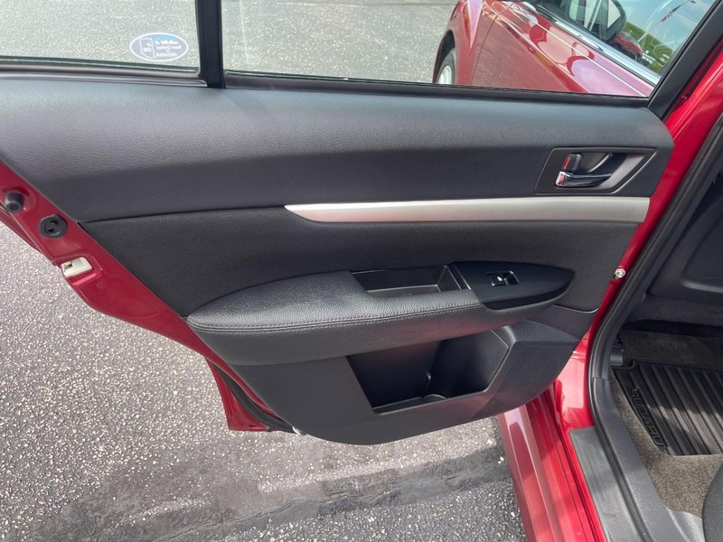 Subaru Legacy Vehicle Image 16