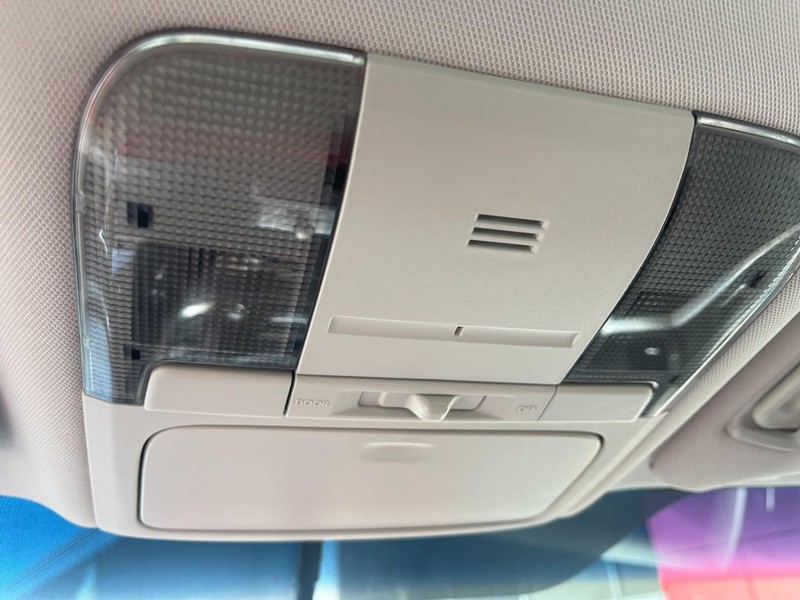 Subaru Legacy Vehicle Image 31