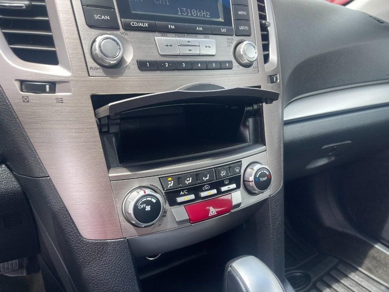 Subaru Legacy Vehicle Image 32