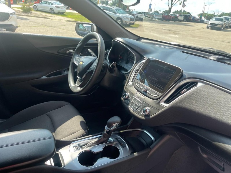 Chevrolet Malibu Vehicle Image 09