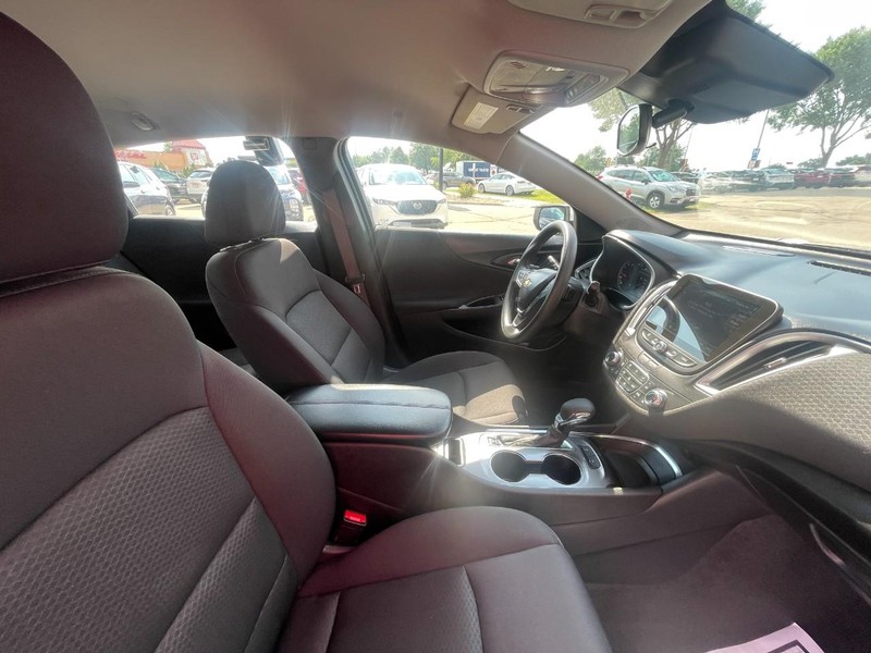 Chevrolet Malibu Vehicle Image 10