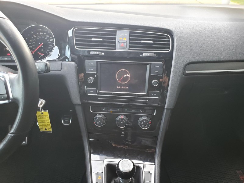 Volkswagen Golf GTI Vehicle Image 10