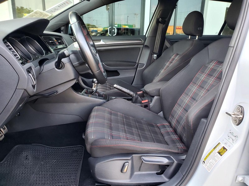 Volkswagen Golf GTI Vehicle Image 12