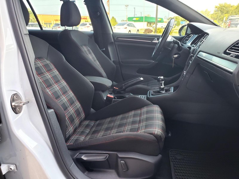 Volkswagen Golf GTI Vehicle Image 13