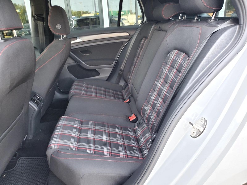 Volkswagen Golf GTI Vehicle Image 15