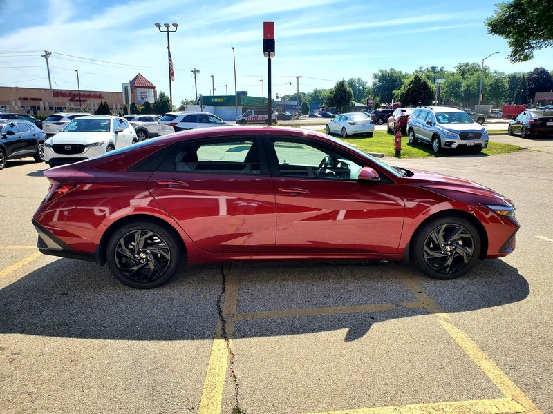 Hyundai Elantra Vehicle Image 04