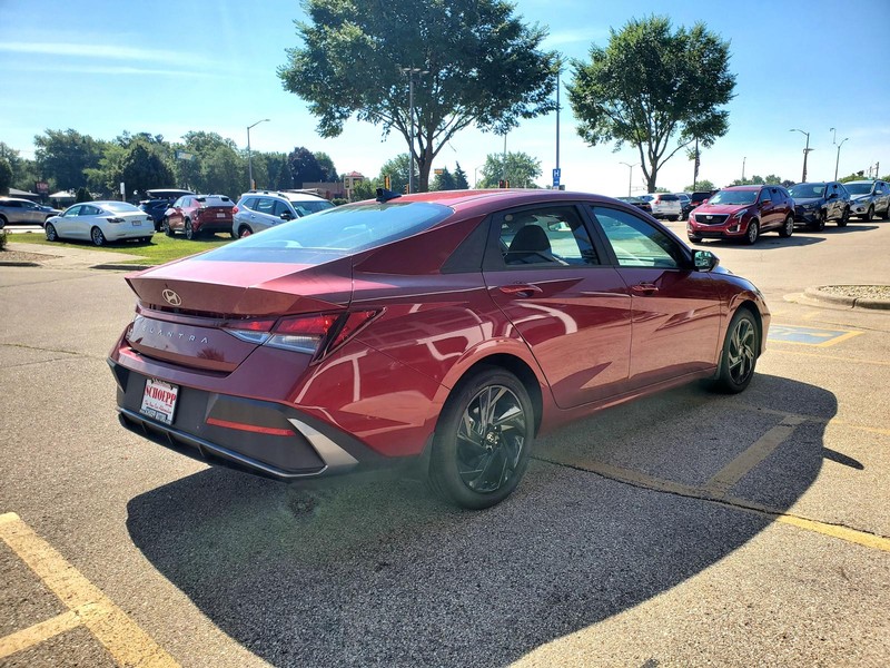 Hyundai Elantra Vehicle Image 05