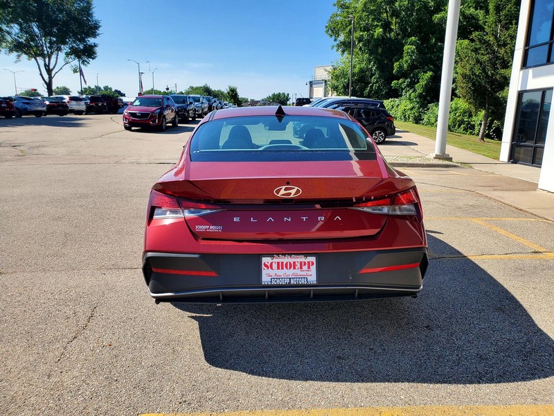 Hyundai Elantra Vehicle Image 06