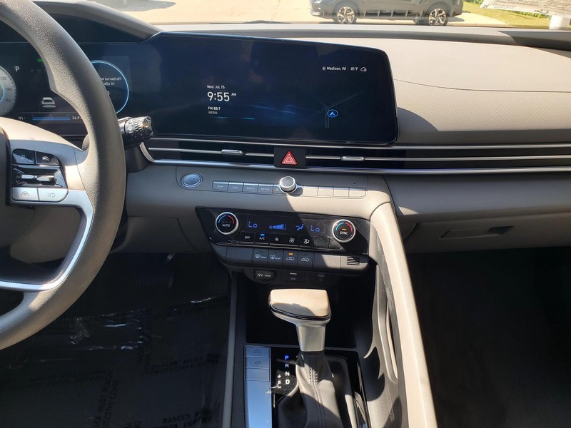Hyundai Elantra Vehicle Image 10