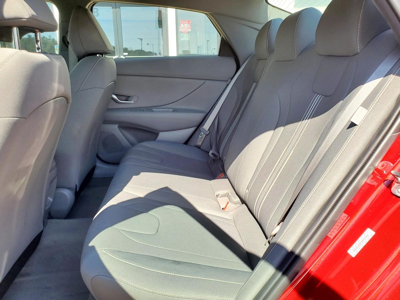 Hyundai Elantra Vehicle Image 15