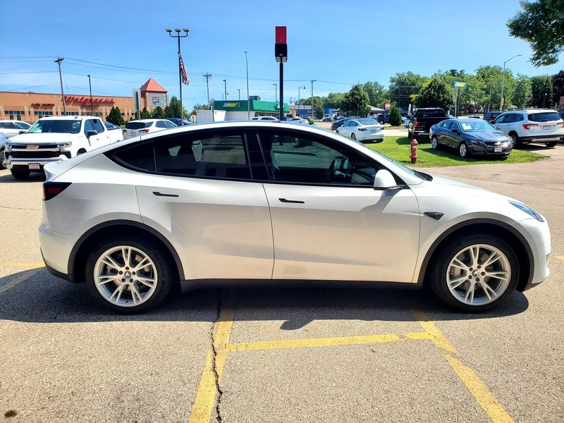 Tesla Model Y Vehicle Image 04