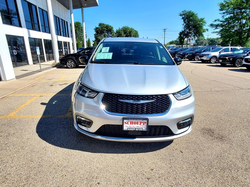 Chrysler Pacifica Vehicle Image 02