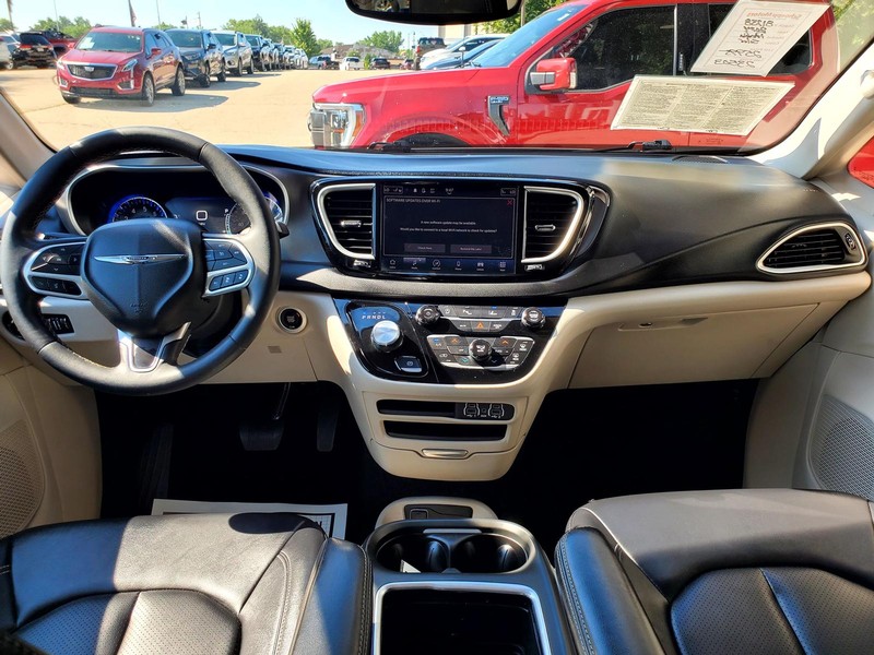 Chrysler Pacifica Vehicle Image 08