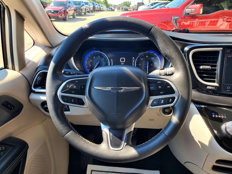 Chrysler Pacifica Vehicle Image 09