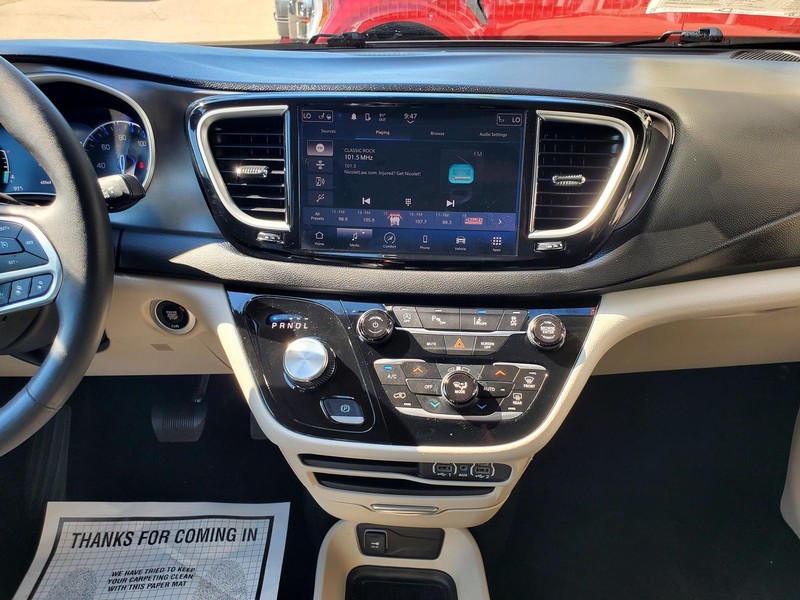 Chrysler Pacifica Vehicle Image 10