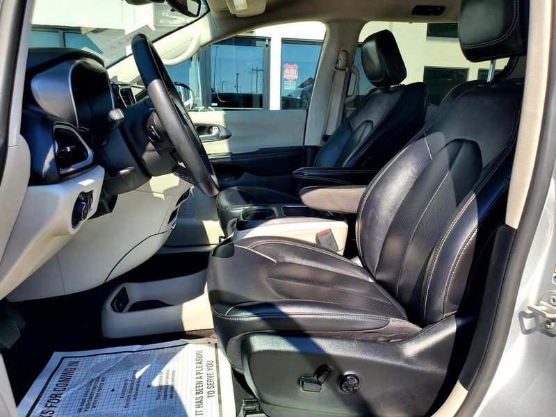 Chrysler Pacifica Vehicle Image 12