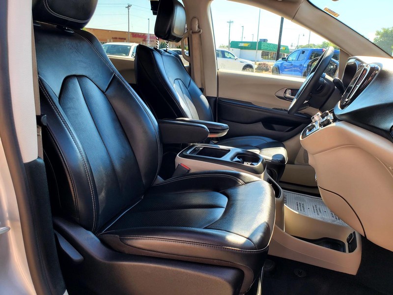 Chrysler Pacifica Vehicle Image 13