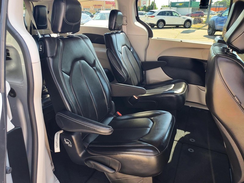 Chrysler Pacifica Vehicle Image 14