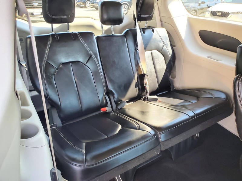 Chrysler Pacifica Vehicle Image 15