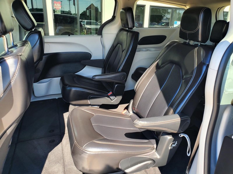 Chrysler Pacifica Vehicle Image 16