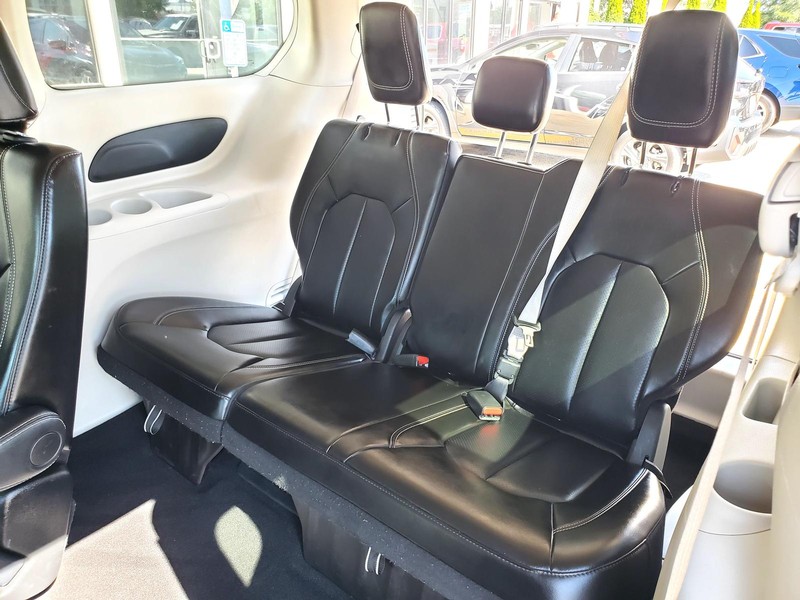 Chrysler Pacifica Vehicle Image 17
