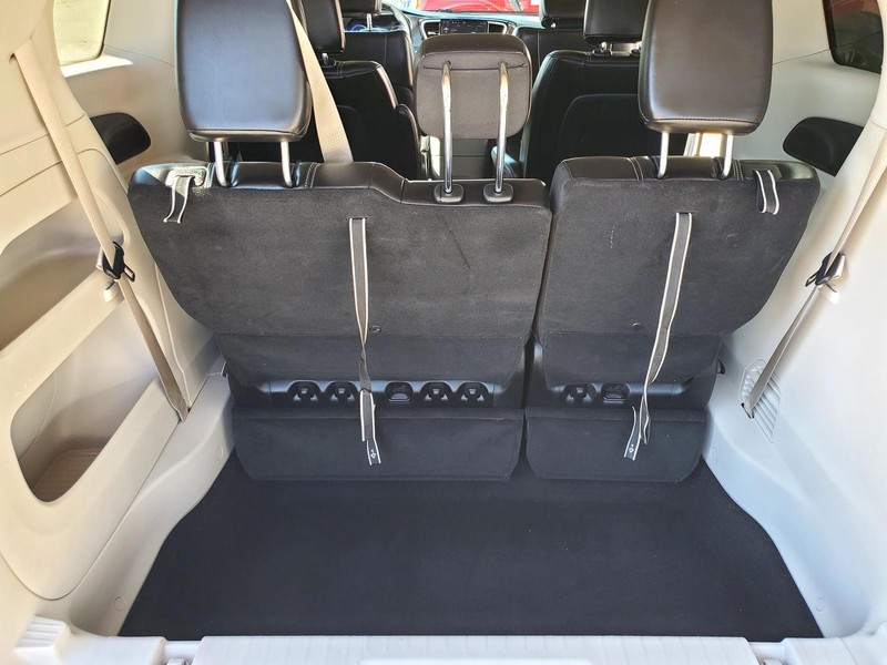 Chrysler Pacifica Vehicle Image 18
