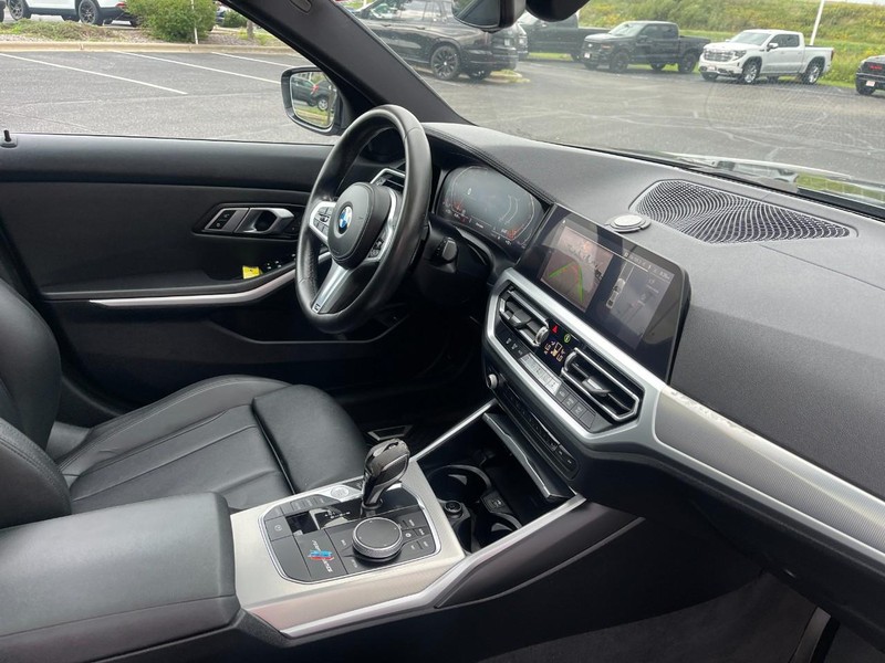 BMW 3 Series Vehicle Image 09