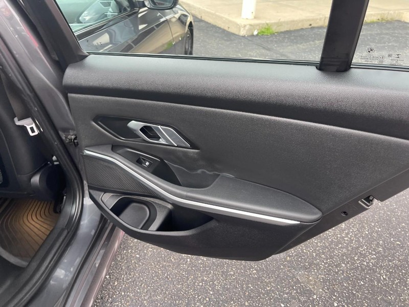 BMW 3 Series Vehicle Image 15