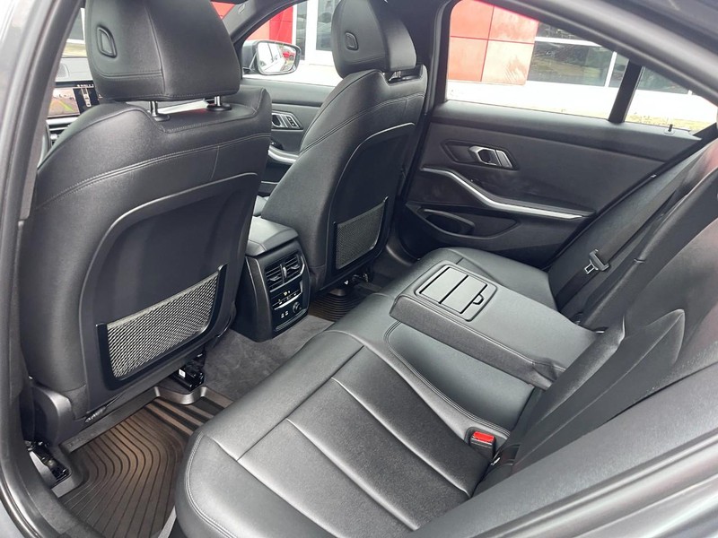 BMW 3 Series Vehicle Image 18