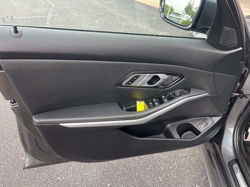BMW 3 Series Vehicle Image 21