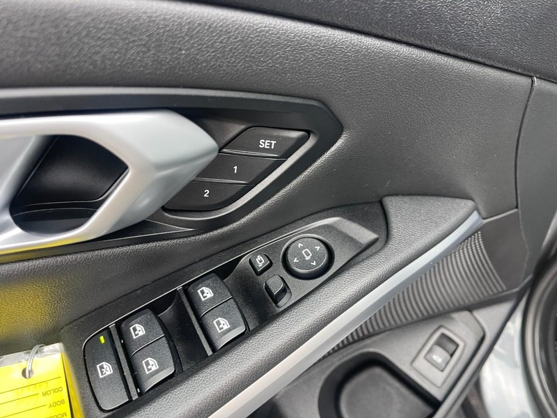 BMW 3 Series Vehicle Image 22