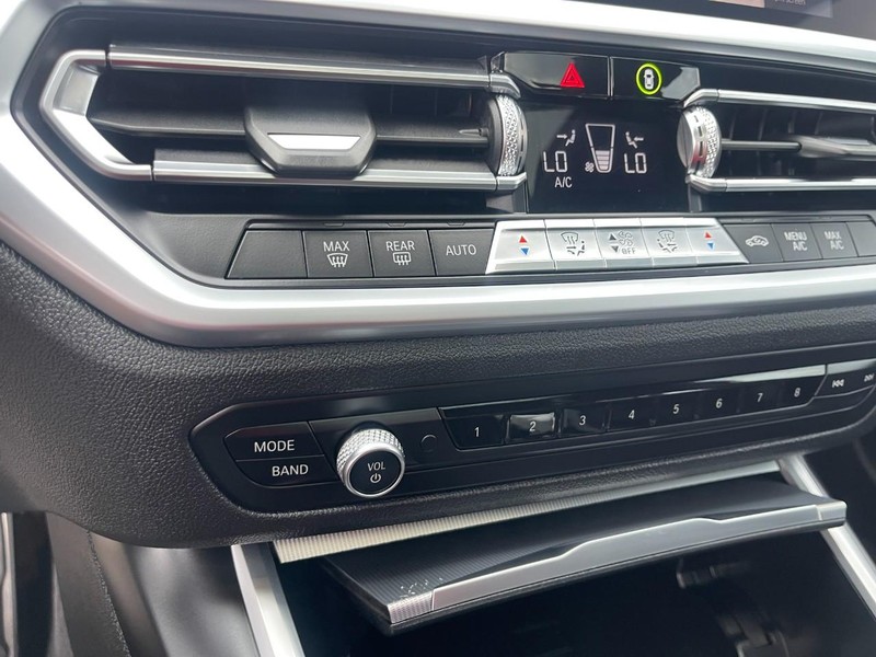 BMW 3 Series Vehicle Image 32