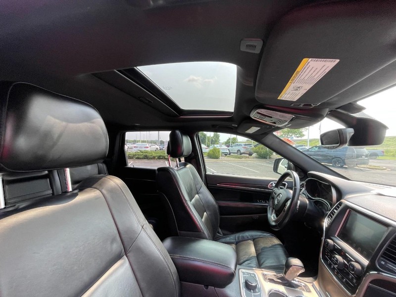 Jeep Grand Cherokee Vehicle Image 11