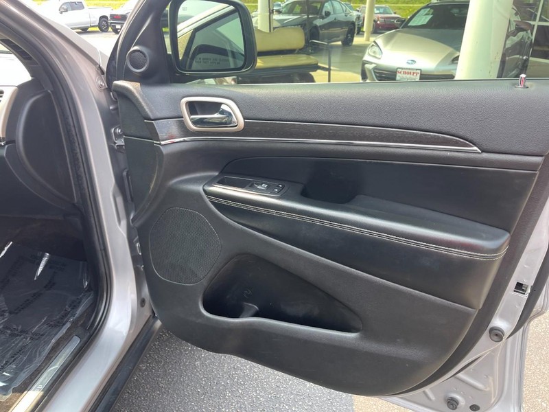 Jeep Grand Cherokee Vehicle Image 13