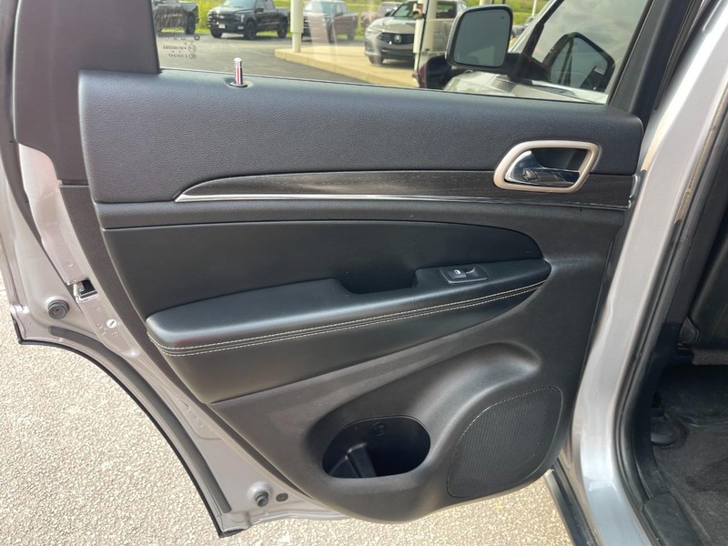 Jeep Grand Cherokee Vehicle Image 21