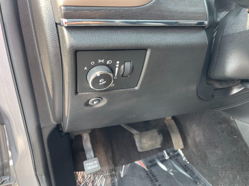 Jeep Grand Cherokee Vehicle Image 25