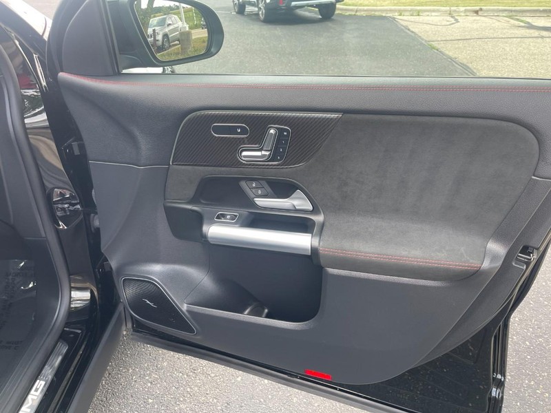 Mercedes-Benz GLA Vehicle Image 08