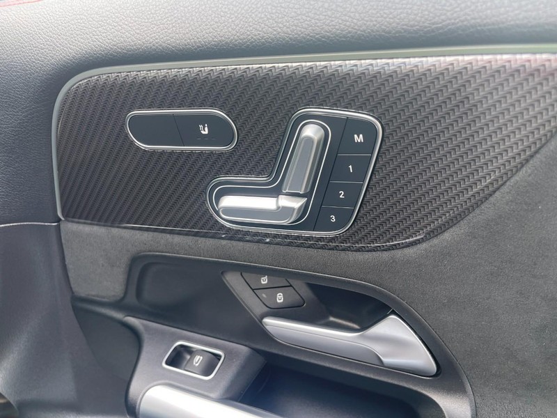 Mercedes-Benz GLA Vehicle Image 09