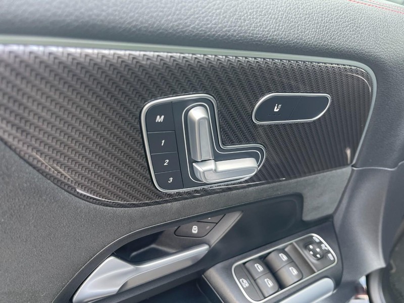Mercedes-Benz GLA Vehicle Image 19