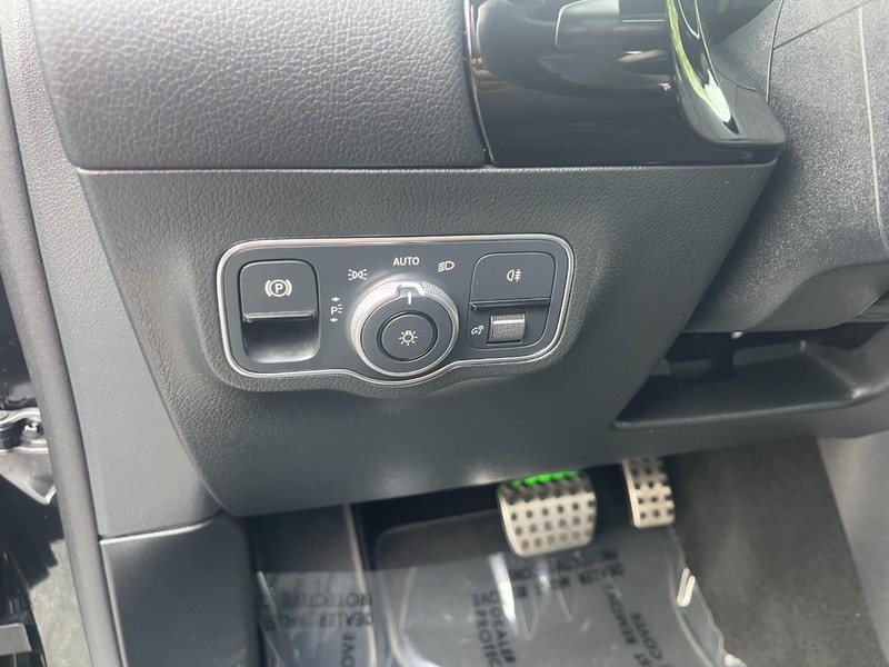Mercedes-Benz GLA Vehicle Image 21