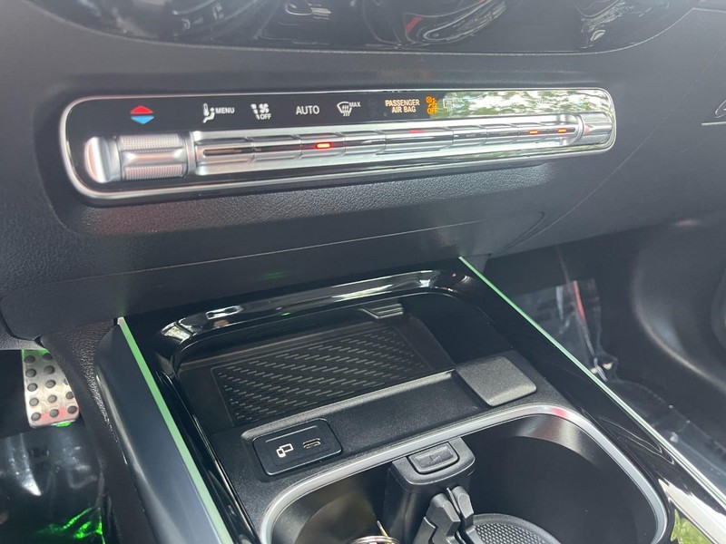 Mercedes-Benz GLA Vehicle Image 32