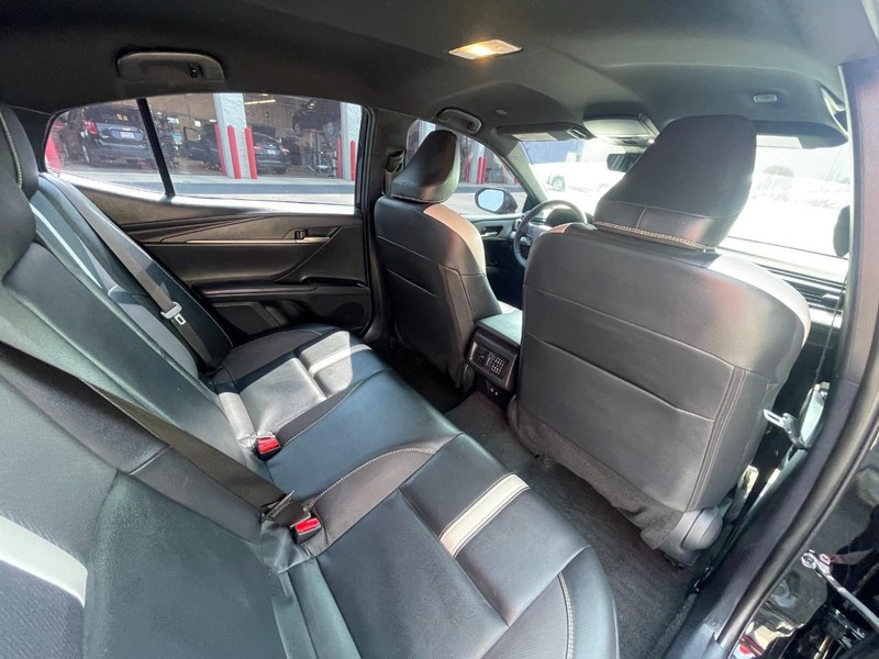 Toyota Camry Vehicle Image 13