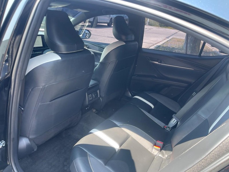 Toyota Camry Vehicle Image 16