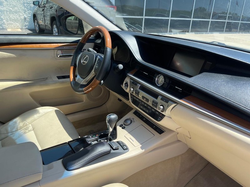 Lexus ES 300h Vehicle Image 02