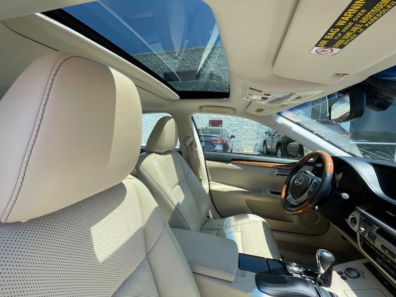 Lexus ES 300h Vehicle Image 03
