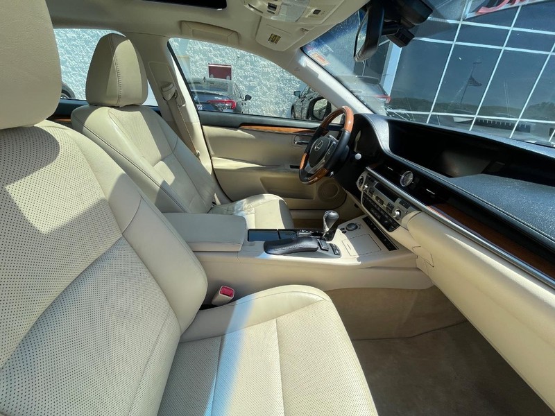 Lexus ES 300h Vehicle Image 04